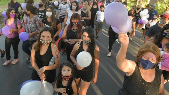 Agrupaciones y allegados a la víctima realizaron ayer una suelta de globos en la zona donde hallaron el cuerpo. Orlando Pelichotti / Los Andes