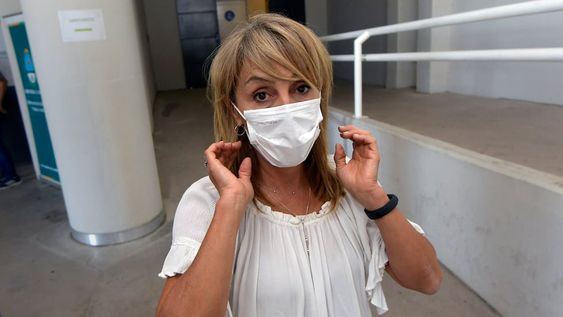 Paritarias 2022. Claudia Iturbe, titular de Ampros, llega al estadio Aconcagua Arena para la segunda reunión por aumento salarial. Foto: Orlando Pelichotti/ Los Andes