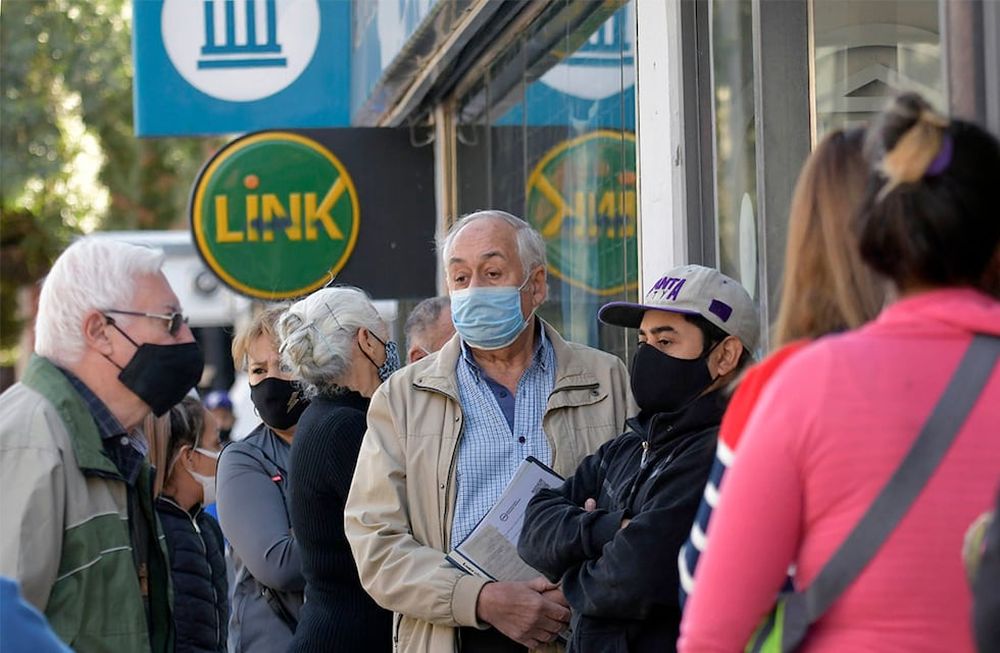 Jubilados y pensionados que cobran sus haberes en el Banco Nación ya no deberán demostrar la supervivencia. Foto: Orlando Pelichotti / Los Andes
