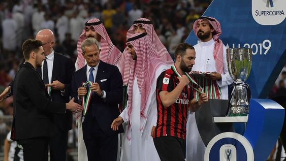 El Pipita Higuaín deja Milan para jugar en el Chelsea