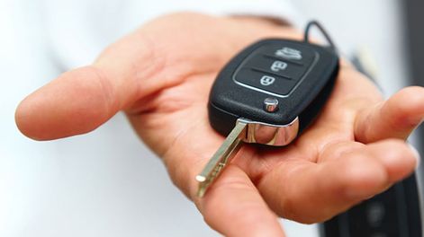 El hombre falleció por haberse ahogado con la llave del auto que había alquilado. Investigan si fue un asesinato.