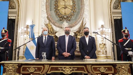 Juan Zabaleta y Jorge Taiana Juran como ministros junto a Alberto Fernandez. Foto presidencia