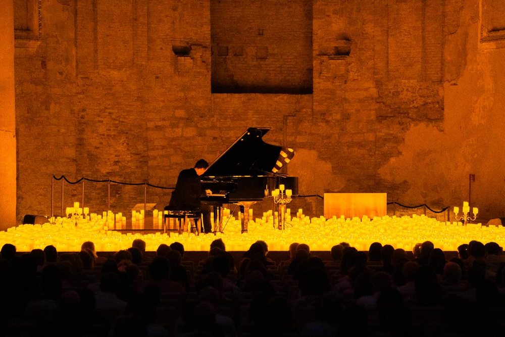 Candlelight es un espectáculo en el que la música y la luz se fusionan para crear una atmósfera íntima e inolvidable.