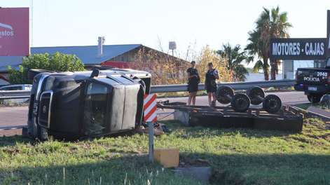 Volcó una camioneta en el Acceso Sur y el tránsito hacia calle Paso quedó cortado