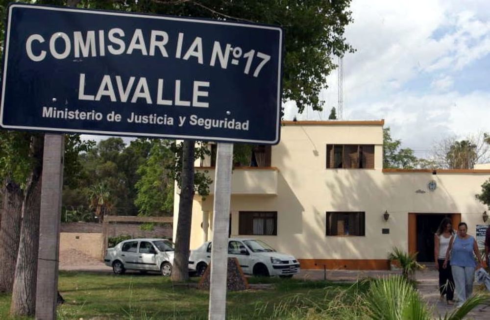 Fue durante la noche del sábado en La Pega, los asaltantes eran 4 y 3 de ellos ingresaron con armas de fuego. Los delincuentes se llevaron una camioneta, dinero y celulares.