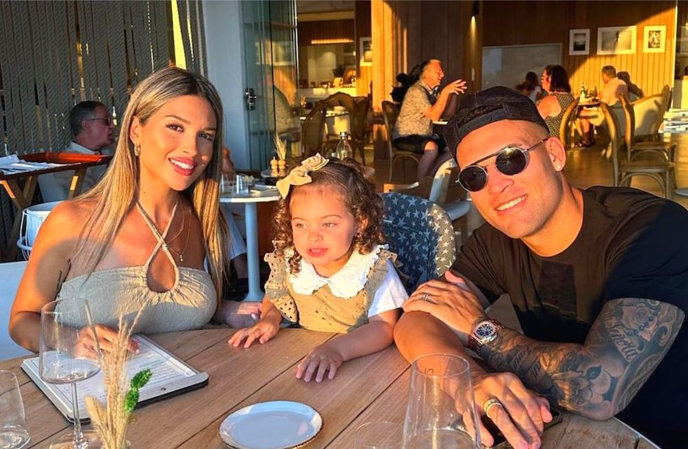 Agustina Gandolfo y Lautaro Martínez junto a su pequeña hija, Nina.