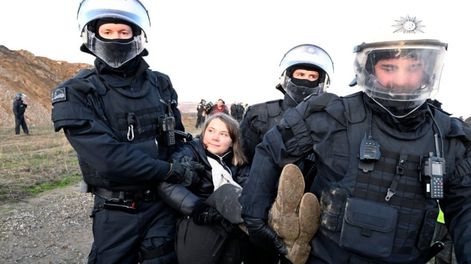 La activista climática Greta Thunberg fue detenida ayer en Alemania. (AP)