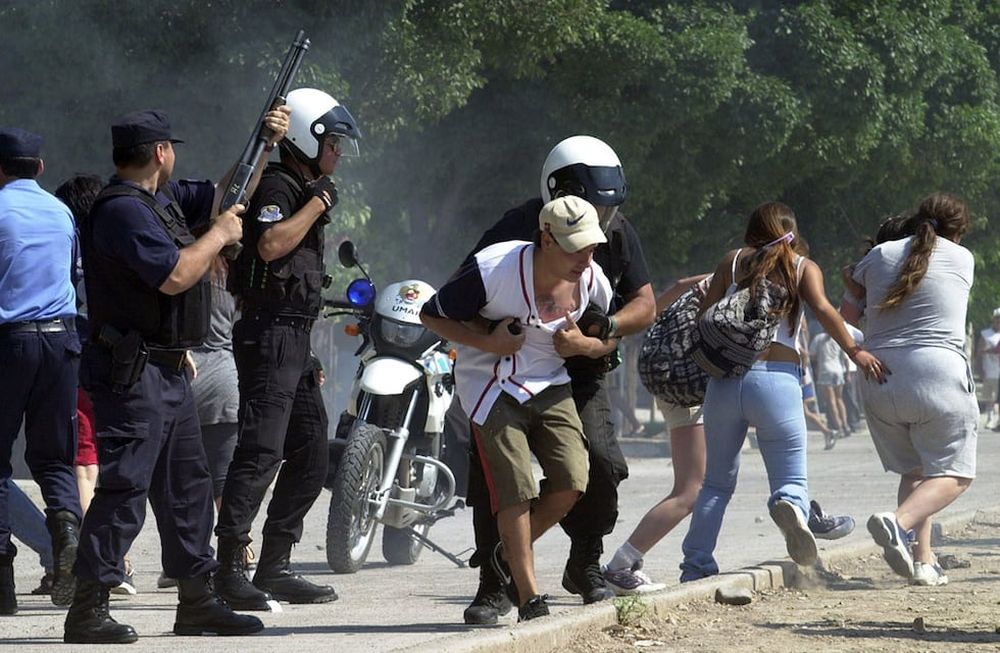 La Policía de Mendoza intentó frenar un saqueo en un supermercado Átomo ubicado entre el barrio Aeroparque y San Martín. Foto: Orlando Pelichotti / Los Andes