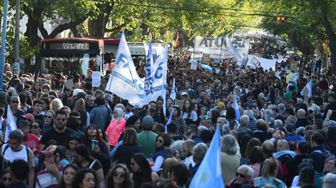 Los Andes | Masiva movilización en Mendoza de estudiantes y trabajadores que se sumaron a la marcha universitaria nacional. | Foto: José Gutiérrez / Los Andes