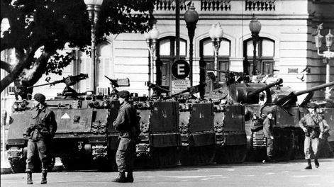 Los Andes | Un 24 de marzo de 1976 comenzó el período más trágico de la historia argentina. En la foto se ve  la Casa Rosada, rodeada de tanques ese mismo día.