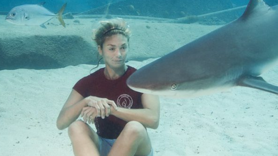 Cristina Zenato junto a un tiburón.&nbsp;