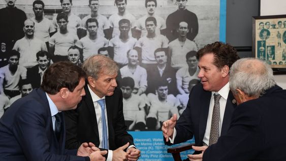 Alejandro Domínguez, presidente de la Conmebol, junto a dirigentes sudamericanos en la postulación del Mundial 2030 de manera conjunta entre Uruguay, Argentina, Paraguay y Chile. (@CONMEBOL).