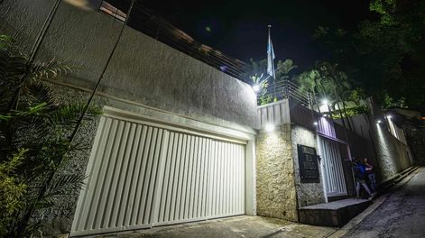 Los Andes | Fotografía de la embajada de Argentina este lunes, en Caracas (Venezuela). Uno de los seis opositores que se encuentran refugiados en la residencia oficial de la Embajada de Argentina en Caracas desde el 26 de marzo denunció que un grupo de policías pret