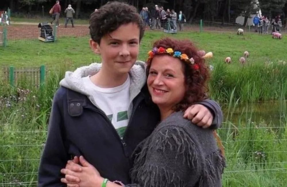 Ollie Towler-Jones con su madre Jo Towler