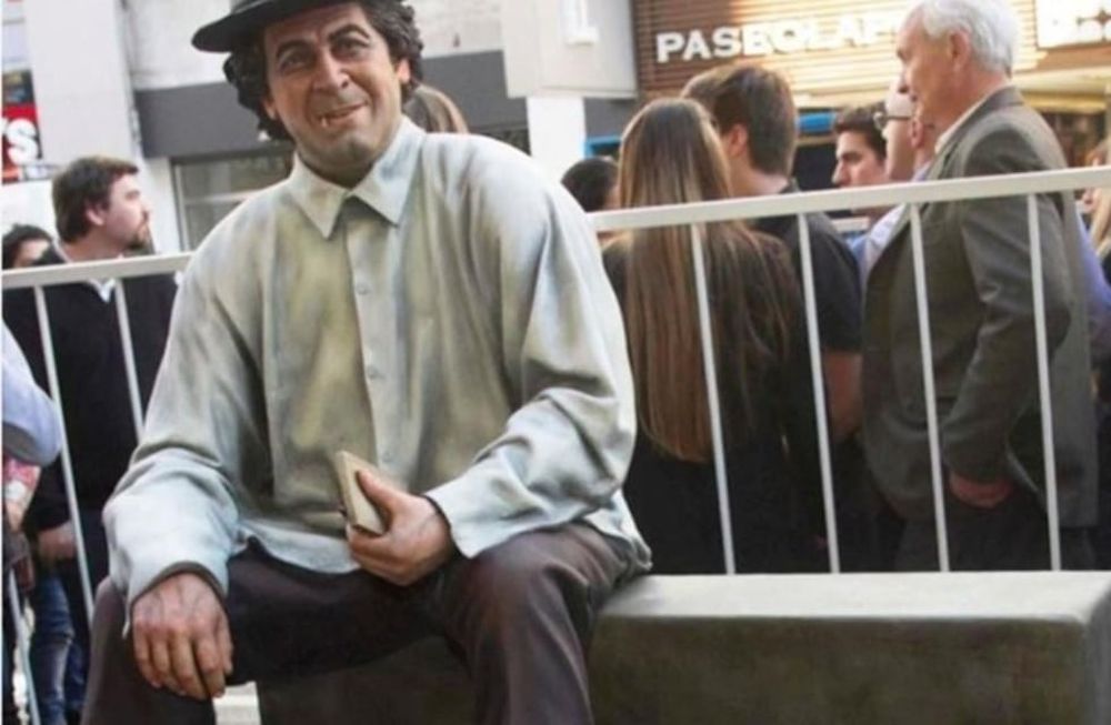 Minguito ya tiene su estatua en calle Corrientes
