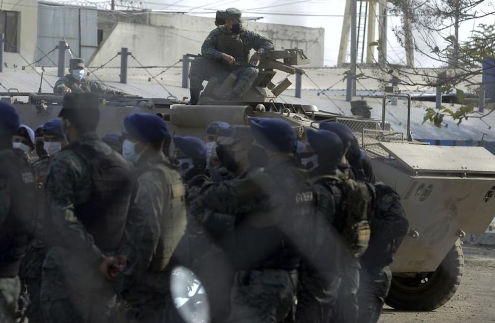 Efectivos en vehículos blindados custodian la penitenciaría del Litoral luego de que decenas de reclusos murieran durante un motín en una prisión en Guayaquil, Ecuador, el jueves 30 de septiembre de 2021. (Foto: José Sánchez / AP)