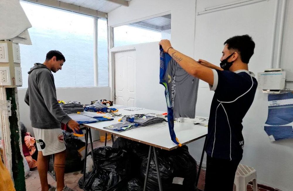 En plena confección. Parte del equipo de Gepe Sport trabajando en la sublimación de telas y corte de cada una de las 34 camisetas de los elencos del Sur mendocino.