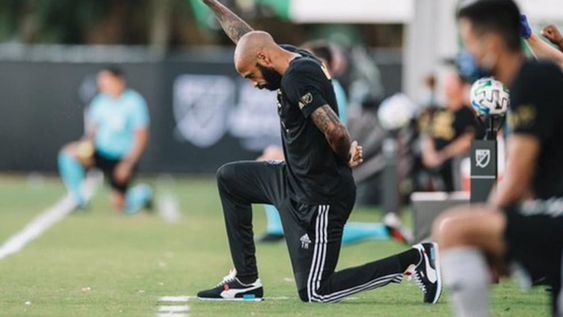 Thierry Henry se mantuvo arrodillado 8 minutos y 46 segundos, en homenaje a George Floyd y en repudio al racismo el año pasado. Hoy, cerró sus redes sociales. / Gentileza.