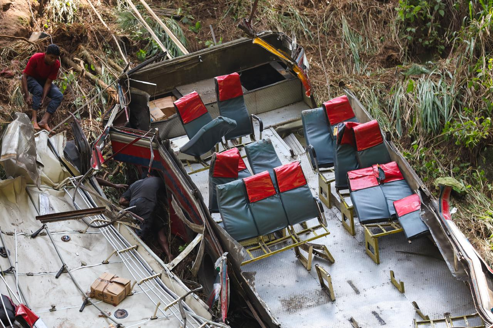 Mueren 21 personas y otras 14 resultan heridas en accidente de autobús en Sri Lanka.