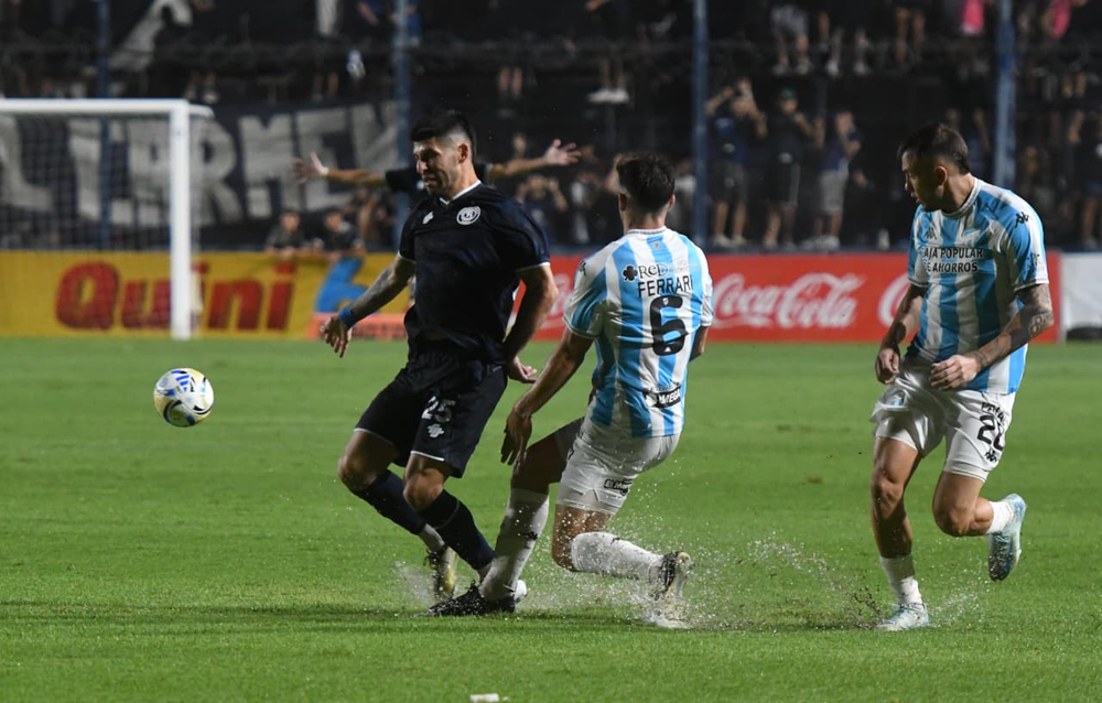 Luego de la lluvia, el campo de juego quedó en muy malas condiciones, con sectores que terminaron anegados.  