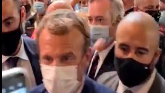 El momento del impacto del huevo arrojado contra el hombro de Emmanuel Macron. LYONMAG.COM vía AP.