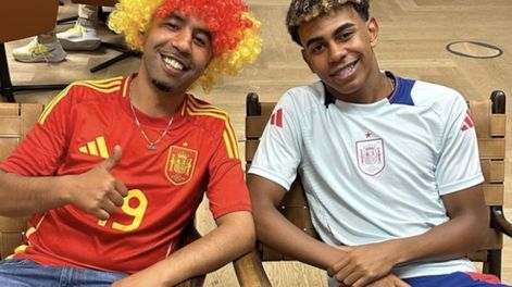 Lamine Yamal junto a su padre durante los festejos por la Eurocopa. Imagen la Vanguardia