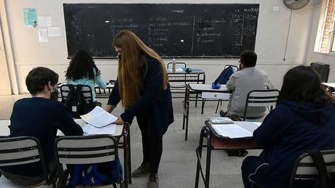 Los alumnos, esos que crecerán creyendo que con quien piensa distinto no se debate, se lo aplasta.