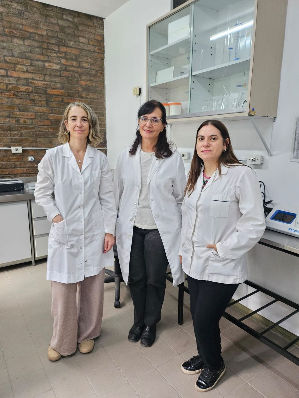 Un equipo de científicos de Mendoza estudia mutaciones genéticas que apuntan a prevenir el cáncer hereditario. Las doctoras Laura Constanza Gómez, Laura Vargas Roig y Analía Redondo. Foto: Gentileza Conicet