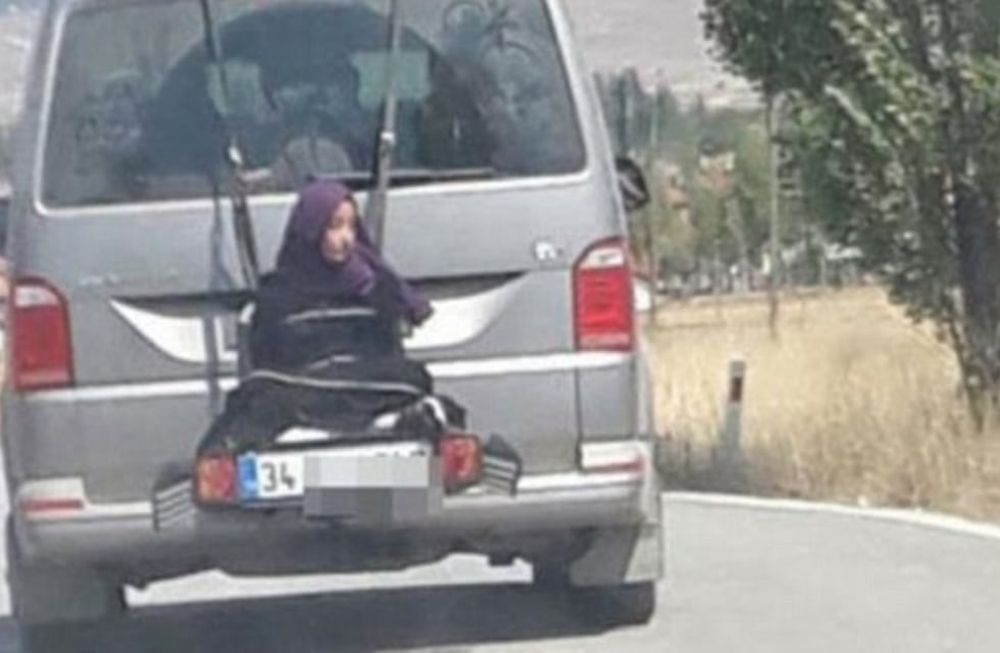 Detuvieron a un hombre que viajaba con su hija atada al portabicicletas de su camioneta