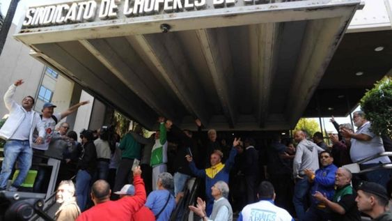 Los porteños proponen llevar todos los residuos a la sede del Sindicato de Camioneros, luego de que anunciaran un sorpresivo paro de recolección de basura durante todo el martes.