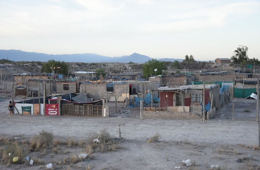 Alrededor de mil familias de El Algarrobal reclaman por agua para uso domestico.Son familias que viven en viviendas precarias que carecen de todos los servicios públicos.Foto: Mariana Villa / Los Andes