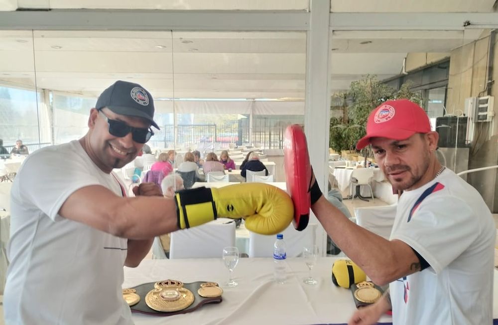 Mendoza de Regatas, por primera vez en 114 años de existencia tendrá una escuela de boxeo y estará a cargo de Juan Carlos Reveco y Jonathan Barros, dos números puestos locales.