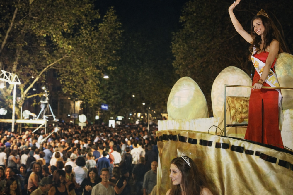 Vía Blanca multitudinaria: miles de personas coparon el recorrido y confirmaron el pulso turístico de la Vendimia 2003, una de las ediciones con mayor afluencia de visitantes de la década. 