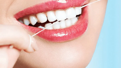 La salud bucal mejora con el correcto uso del cepillo y el hilo dental.