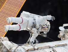 Astronautas de la NASA realizan quinta caminata espacial exclusivamente femenina.