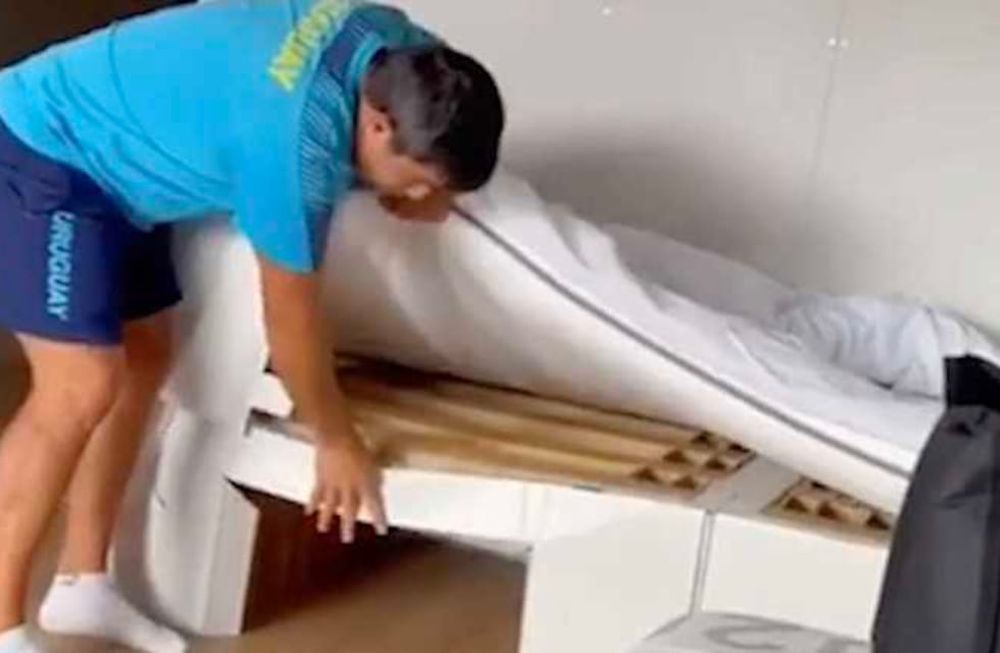 Diego Chiriff, entrenador del equipo de natación de Uruguay, intentó el desafío al que se sumaron varios deportistas para comprobar la resistencia de las camas de cartón y la quebró. / Gentileza.
