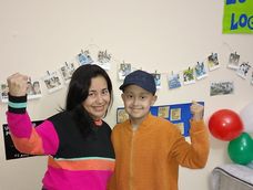 Romeo y su mamá celebran el alta ambulatoria con los brazos en alto. Un gesto que simboliza la fuerza con la que enfrentaron el proceso, acompañados por una red inmensa de afectos.