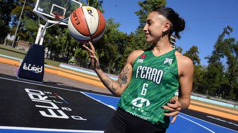 Mica y la pelota, su gran amor desde los 9 años. / Gentileza: Juan José García.