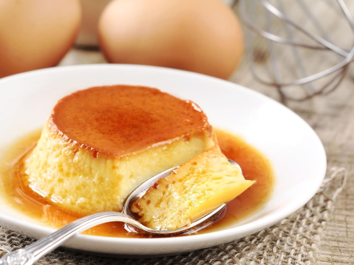 Flan de naranja y zanahoria con caramelo especiado: una receta original y deliciosa.