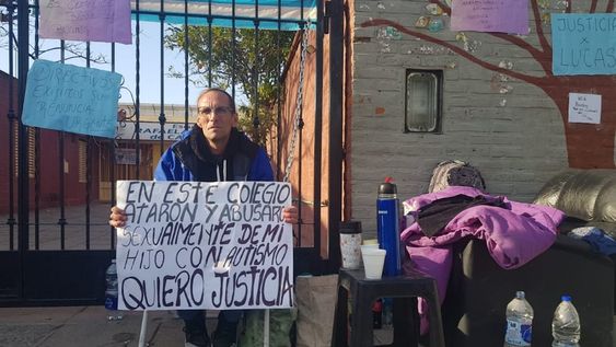 En la escuela Rafaela Sánchez de Caldelari de barrio Ayacucho. Ayer el papá del niño, que es autista, se encadenó para que se haga justicia.