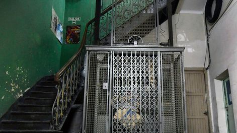 Los Andes | En el Edificio del Ex Jockey Club de Mendoza, actual sede del Ministerio de Educación, Cultura e Infancias, existe uno de los ascensores más antiguos de nuestra provincia. Foto: Orlando Pelichotti