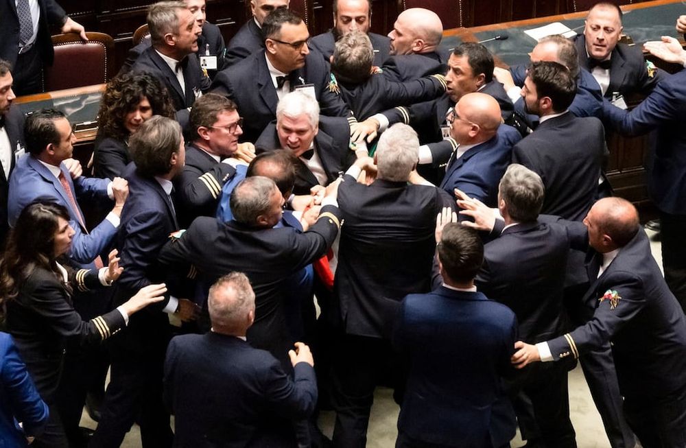 Después de la pelea, uno de los diputados tuvo que ser retirado en silla de ruedas.