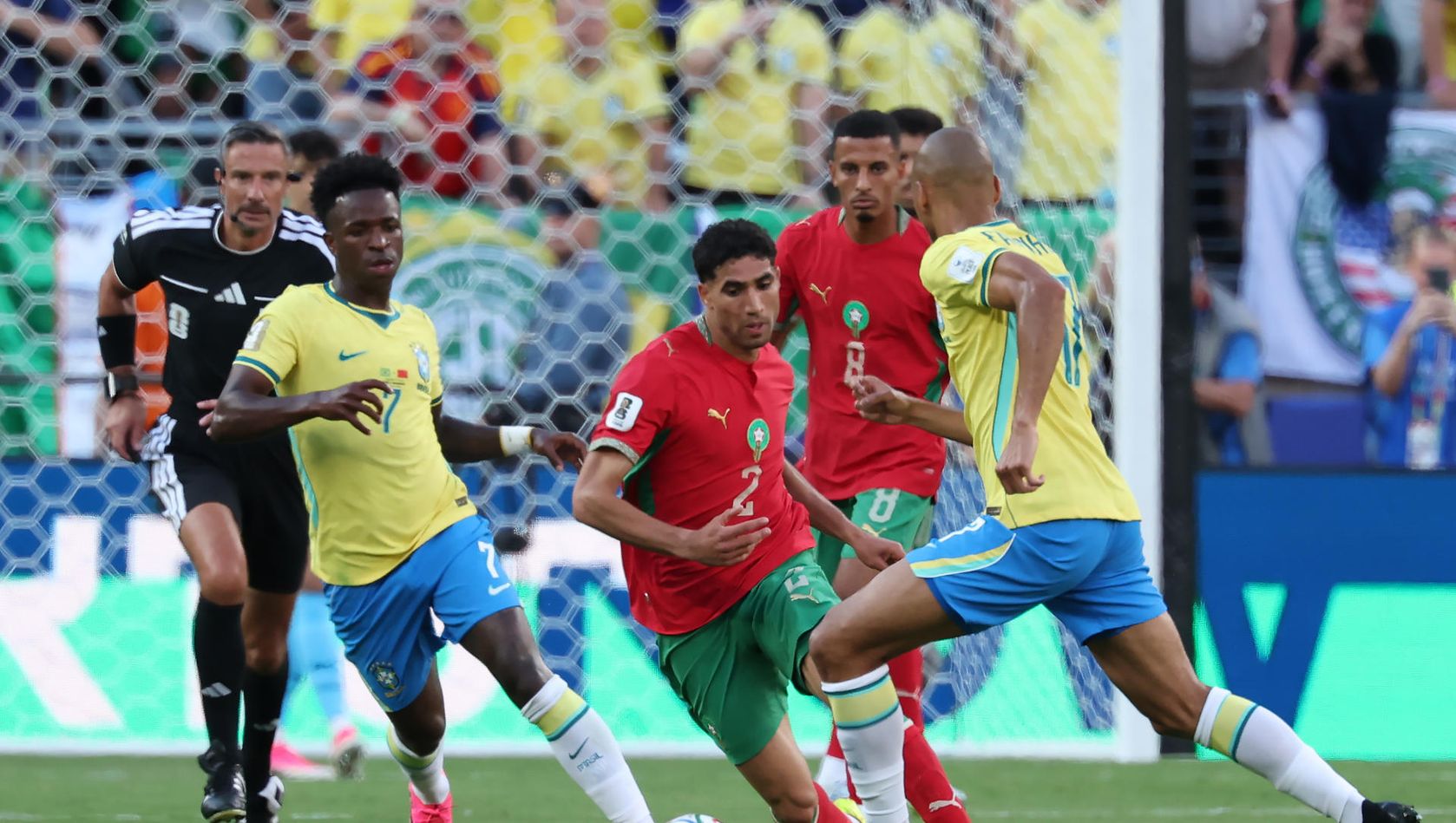 &nbsp;Vinicius Junior de Brasil disputa el balón con Achraf Hakimi de Marruecos este sábado, durante un partido del grupo C del Mundial de la FIFA 2026 entre Brasil y Marruecos en el estadio MetLife en Nueva Jersey (Estados Unidos).