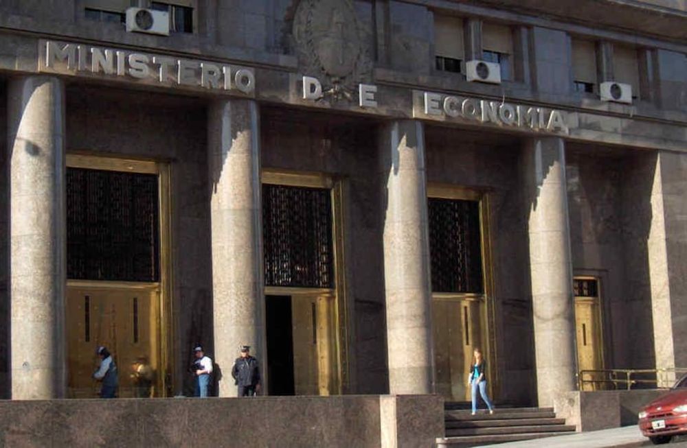 Menos recaudación e igual o mayor gasto público