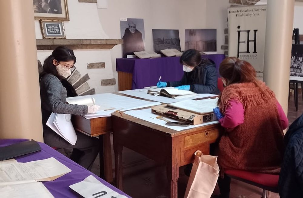 Practicantes trabajan en el Archivo de la Bodega  Arizu.