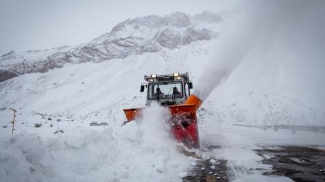 Los Andes | En alta montaña se produjeron intensas nevadas y el Paso internacional Cristo Redentor se encuentra cerrado. Vialidad Nacional trabaja día y noche para despejar la ruta 7 y así poder habilitar el paso. Foto: Ignacio Blanco / Los Andes