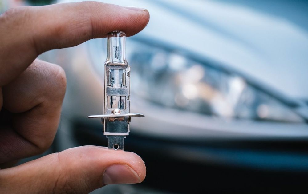 Cambiar un foco del auto te lleva pocos minutos con este simple truco.