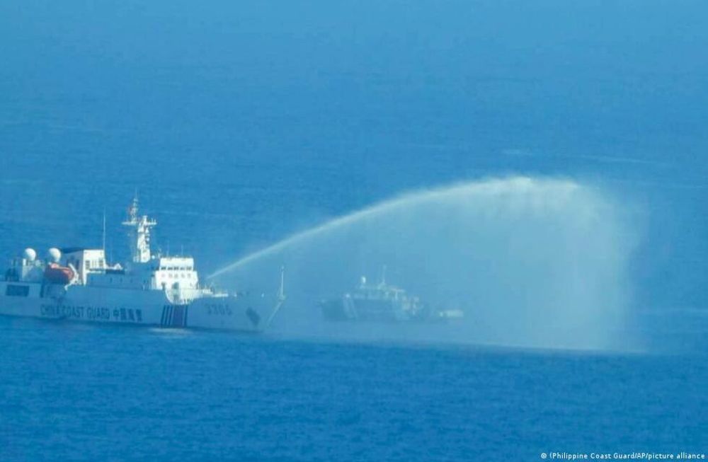 Imagen tomada por la Guardia Costera de Filipinas en el momento en que la Guardia costera de China ataca con cañones de agua a barcos filipinos en el mar del sur de China.