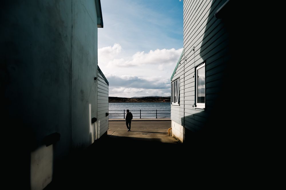 Vista una de las calles del pueblo en las Islas Malvinas.