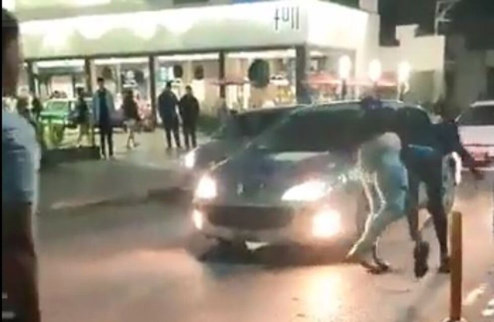 Una violenta disputa protagonizaron dos personas a la salida de un local bailable en Bahía Blanca, Buenos Aires. Fue captada en video y difundida rápidamente, un conductor intentó intervenir y los amenazó con una pistola.